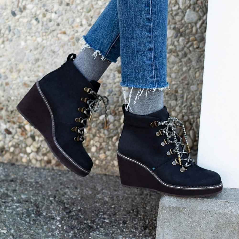 NWOT Toms Black Lace-Up Wedge Ankle Boots Sz 8